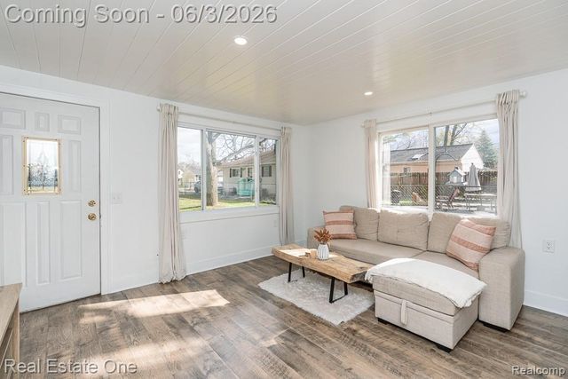 2762 Emmons Avenue, Rochester Hills, MI 48307