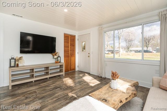2762 Emmons Avenue, Rochester Hills, MI 48307