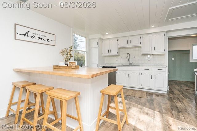 2762 Emmons Avenue, Rochester Hills, MI 48307