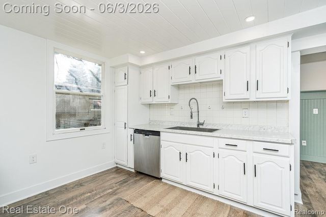2762 Emmons Avenue, Rochester Hills, MI 48307
