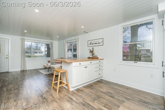 2762 Emmons Avenue, Rochester Hills, MI 48307