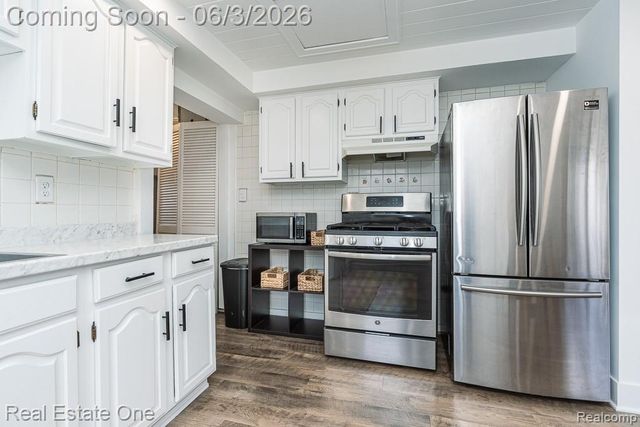 2762 Emmons Avenue, Rochester Hills, MI 48307