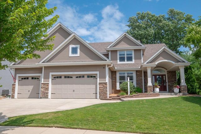 1311 Prairie Creek BOULEVARD, Oconomowoc, WI 53066