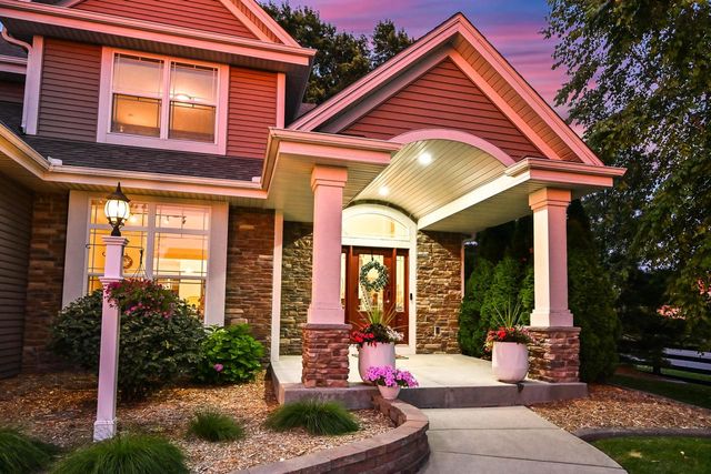 1311 Prairie Creek BOULEVARD, Oconomowoc, WI 53066