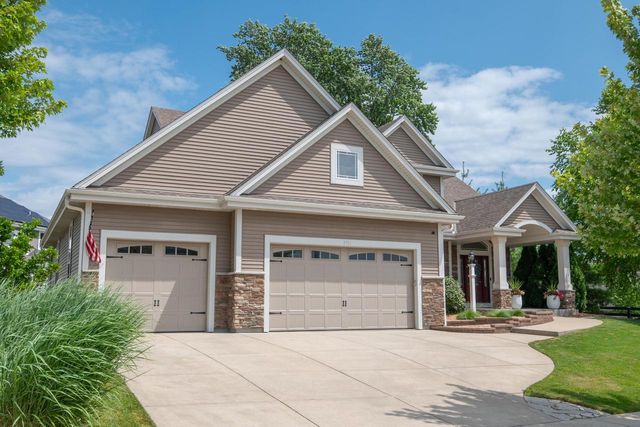 1311 Prairie Creek BOULEVARD, Oconomowoc, WI 53066