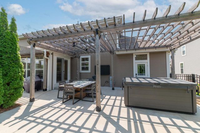 1311 Prairie Creek BOULEVARD, Oconomowoc, WI 53066