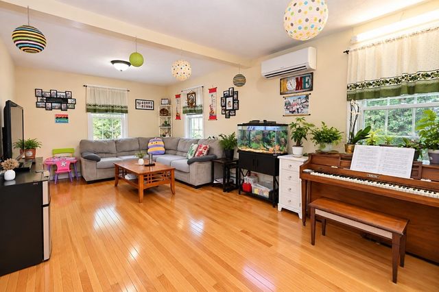 10 Watch St, Leicester, MA 01542