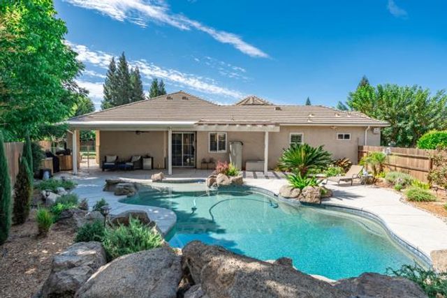 1697 N Jasmine Avenue, Clovis, CA 93619