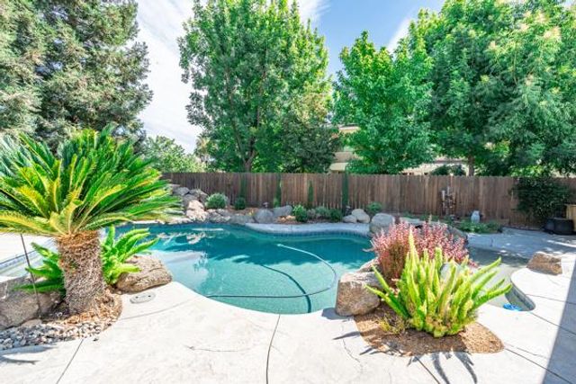 1697 N Jasmine Avenue, Clovis, CA 93619