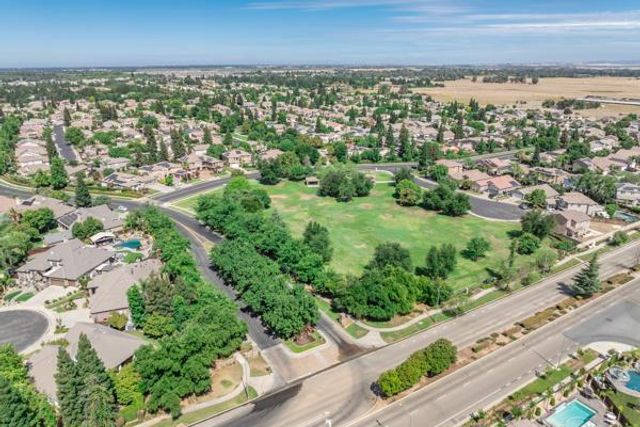 1697 N Jasmine Avenue, Clovis, CA 93619