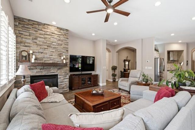 1697 N Jasmine Avenue, Clovis, CA 93619