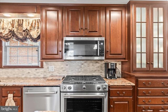 1240 GARRISON DR, York, PA 17404