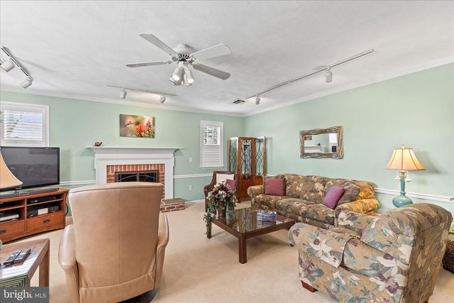 1240 GARRISON DR, York, PA 17404