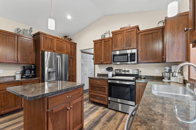 713 Cherrywood Lane NE, Isanti, MN 55040