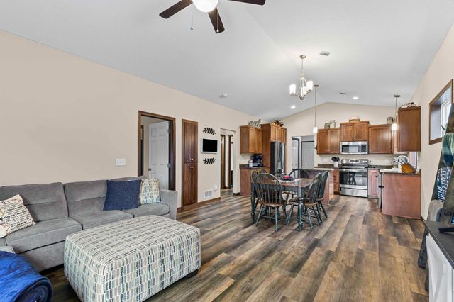 713 Cherrywood Lane NE, Isanti, MN 55040