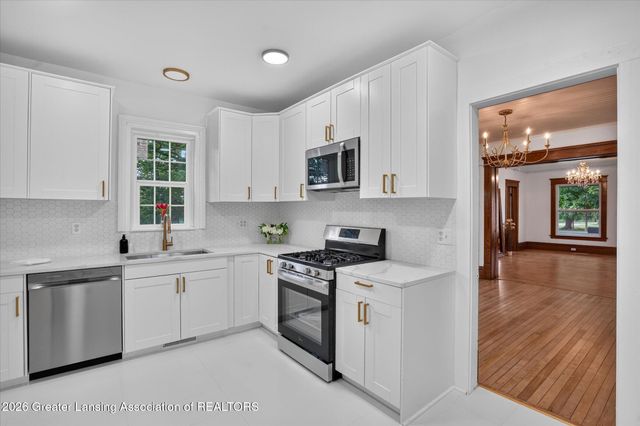2405 N Grand River Avenue, Lansing, MI 48906