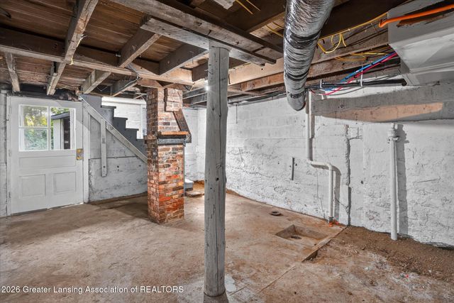 2405 N Grand River Avenue, Lansing, MI 48906