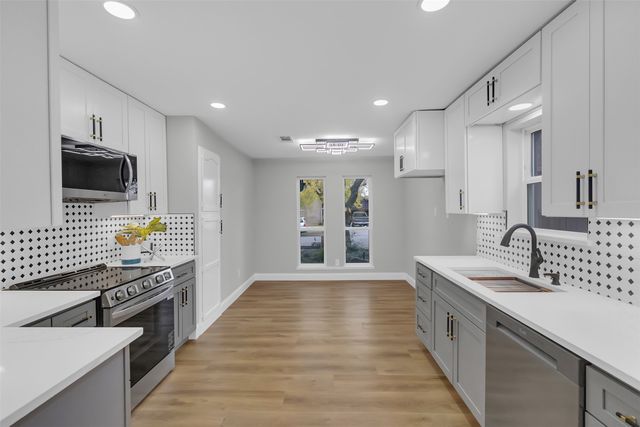 3048 Old Orchard Lane, Bedford, TX 76021