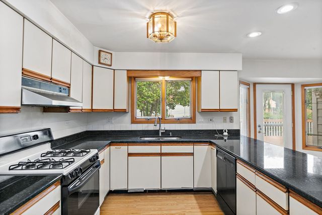 1600 Brentford Drive, Naperville, IL 60563