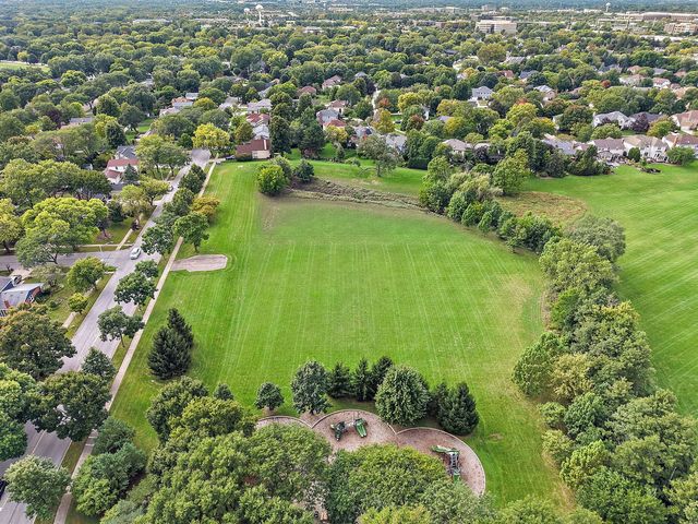 1600 Brentford Drive, Naperville, IL 60563
