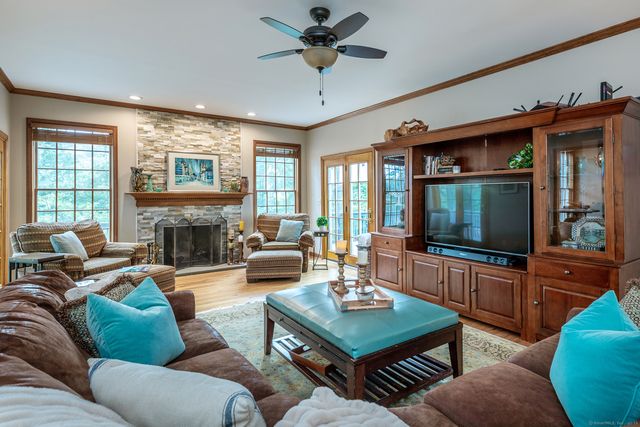 32 Sail Harbour Drive, New Fairfield, CT 06812