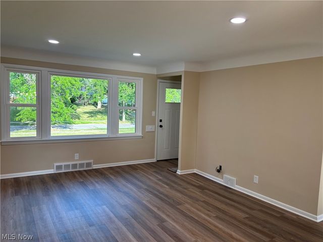 1574 Sunview Road, Lyndhurst, OH 44124