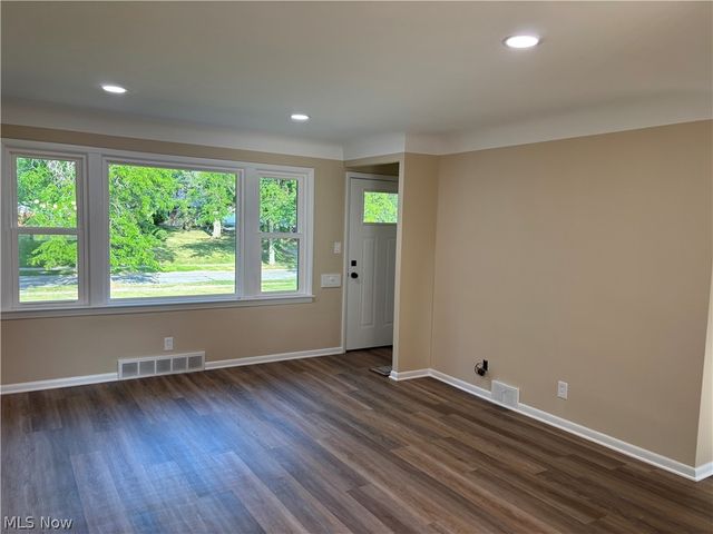 1574 Sunview Road, Lyndhurst, OH 44124