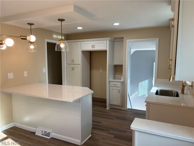 1574 Sunview Road, Lyndhurst, OH 44124