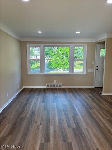1574 Sunview Road, Lyndhurst, OH 44124