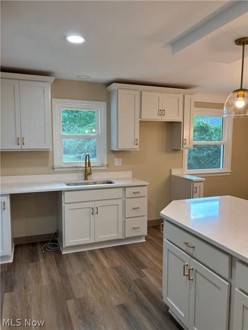 1574 Sunview Road, Lyndhurst, OH 44124