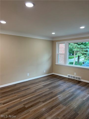 1574 Sunview Road, Lyndhurst, OH 44124