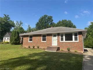 1574 Sunview Road, Lyndhurst, OH 44124