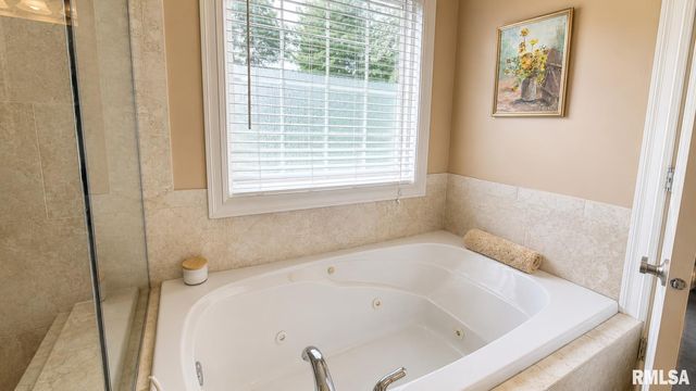 6607 N Saint Marys Road, Peoria, IL 61614