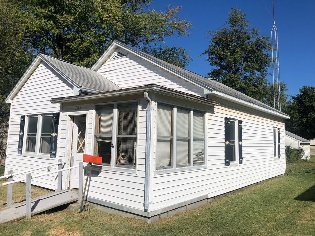 Image 1 of property listing at 708 E 11th Street, Centralia, IL 62801
