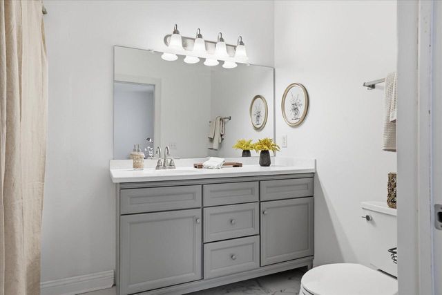 2253 W Vista Bella DRIVE, Oak Creek, WI 53154