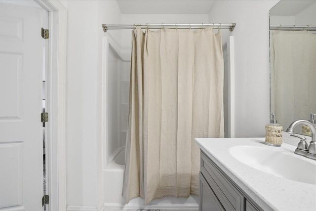 2253 W Vista Bella DRIVE, Oak Creek, WI 53154