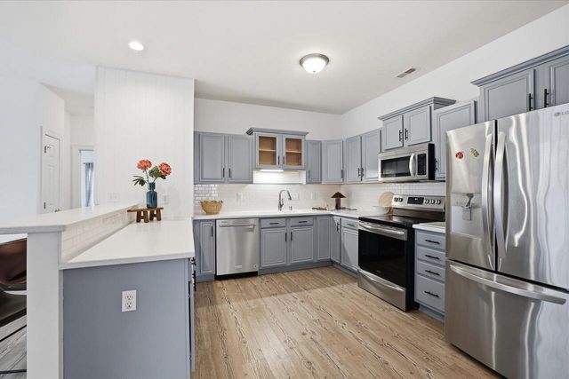 2253 W Vista Bella DRIVE, Oak Creek, WI 53154