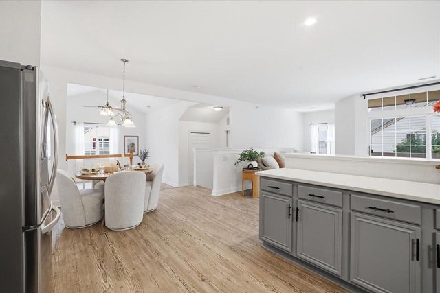 2253 W Vista Bella DRIVE, Oak Creek, WI 53154