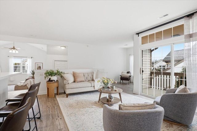 2253 W Vista Bella DRIVE, Oak Creek, WI 53154