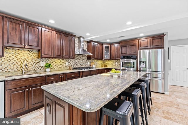 6836 COMPTON HEIGHTS CIR, Clifton, VA 20124