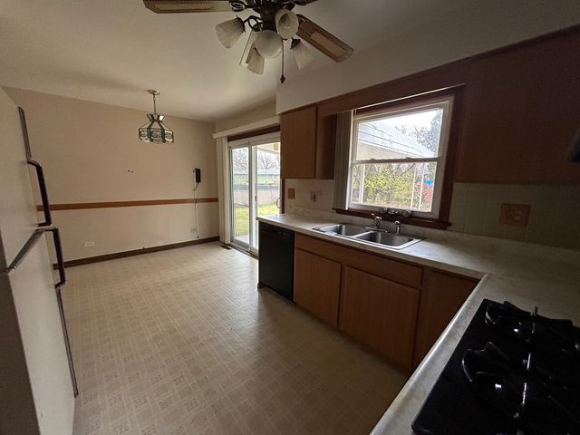 1755 Country Knolls Lane, Elgin, IL 60123