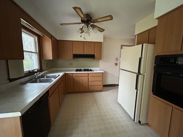 1755 Country Knolls Lane, Elgin, IL 60123