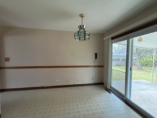 1755 Country Knolls Lane, Elgin, IL 60123