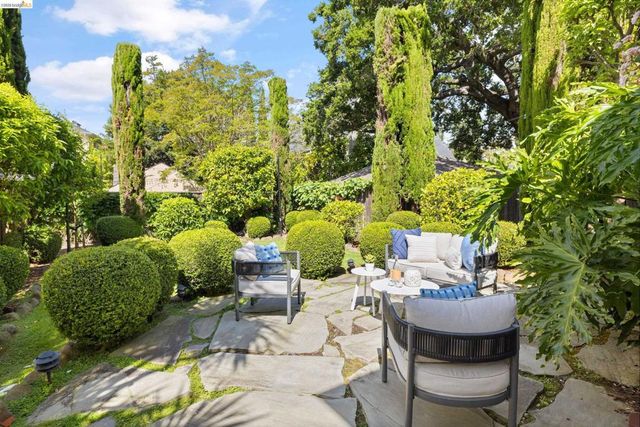 835 Grosvenor Pl, Oakland, CA 94610