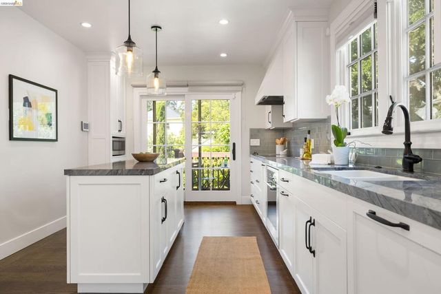 835 Grosvenor Pl, Oakland, CA 94610