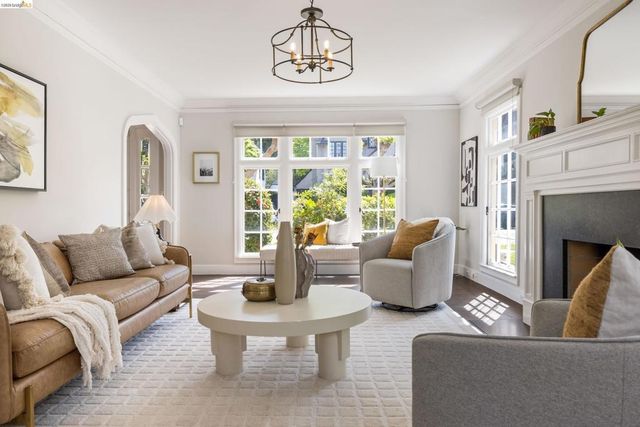 835 Grosvenor Pl, Oakland, CA 94610