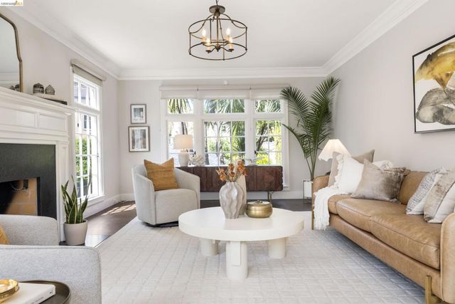 835 Grosvenor Pl, Oakland, CA 94610