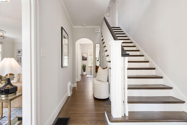 835 Grosvenor Pl, Oakland, CA 94610