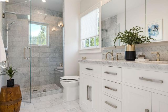 835 Grosvenor Pl, Oakland, CA 94610