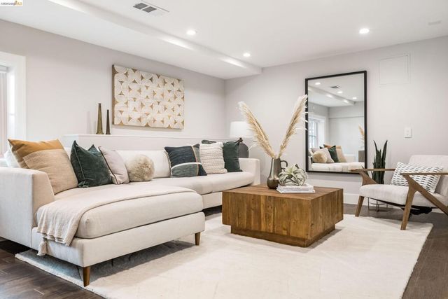 835 Grosvenor Pl, Oakland, CA 94610